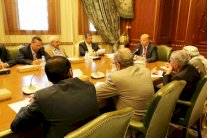 هادي يجتمع بحكومته وممثلي الأحزاب في الرياض