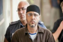 إسرائيل تعزل قياديا من حماس بشكل انفرادي