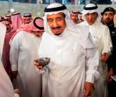 الملك سلمان يغسل الكعبة وأهالي مكة يحتفون به