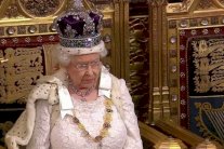 ملكة بريطانيا تحدد خطة عمل حكومة كاميرون