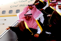  ولي العهد السعودي يعزي عوائل ضحايا هجوم مسجد القديح