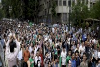 تشكيك بنية نظام إيران بعد إجازة حزبين جديدين