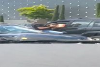 لبناني ينهال بالضرب على زوجته أمام المارة