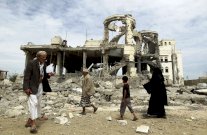 الحوثيون يستهدفون سفينة مساعدات أرادت الرسو في عدن