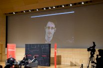 ادوارد سنودن يشيد ب