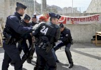 قبرص تمدد توقيف لبناني لحيازته مواد خطرة