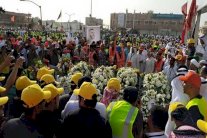 الألاف يشيعون ضحايا مسجد العنود شرق السعودية