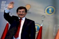 داود اوغلو يخوض حملة الانتخابات في ظل اردوغان