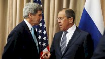 كيري يطالب لافروف بتطبيق وقف اطلاق النار في اوكرانيا