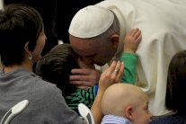 البابا فرنسيس يكسر جدار الصمت في الكنيسة