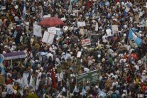 آلاف المتظاهرين في غواتيمالا يطالبون برحيل الرئيس