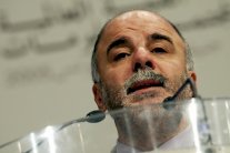 العبادي يقول ان 40 انتحاريا يدخلون العراق شهريا