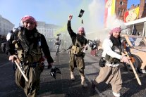 القوات التركية تحاول ابعاد سوريين هاربين من المعارك