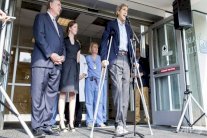 رغم كسوره.. كيري يشارك بمفاوضات 