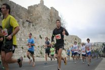 فلسطينيون واسرائيليون يركضون معا في القدس