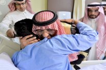 ولي العهد السعودي يتفقد جرحى المواجهات مع الحوثي