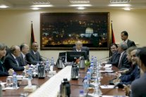 عباس: الحكومة الفلسطينية ستعلن استقالتها غدا