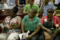 المئات يكرمون ضحايا مجزرة تشارلستون