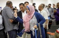 ناشطة يمنية ترشق الحوثي بحذاء في جنيف