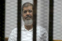 وكلاء مرسي يطعنون في حكم بسجنه عشرين عاما