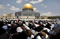 عشرات الالاف يصلون في المسجد الاقصى