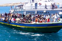 الاتحاد الأوروبي يبدأ الحرب ضد مهربي البشر