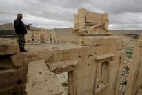 داعش يفجر مقامين دينيين في مدينة تدمر بوسط سوريا