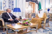 العاهل السعودي يستقبل وزير خارجية تركيا