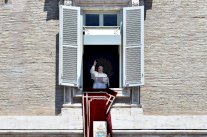 البابا يوجه رسائل تعزية الى فرنسا وتونس والكويت