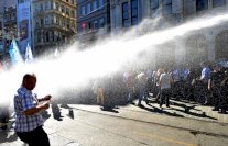 الشرطة التركية تقمع بعنف تظاهرة للمثليين في اسطنبول 