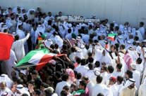 الكويتيون يشيعون ضحايا تفجير مسجد الإمام الصادق