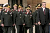 اردوغان يجتمع مع قادة الجيش والحكومة