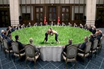 مائدة إفطار إردوغان.. حلبة مصارعة