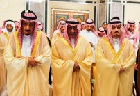 الملك سلمان يؤدي صلاة الميت على أمير الحدود الشمالية