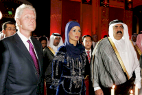 ماذا كان بين آل ثاني وآل كلينتون وآل بلير؟