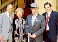 ملكة بريطانيا تمنح البروفيسور نعيم دنكور لقب