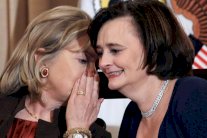 شيري بلير تتوسط للقاء يجمع الشيخة موزة وكلينتون