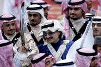 الوليد بن طلال يتبرع بعشرة ألاف مسكن ومثلها سيارات