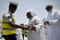 شيعة وسنة يؤدون صلاة الجمعة معا في البحرين