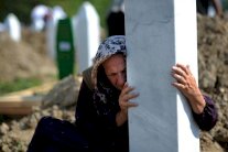 البوسنة.. منقسمة بعد 20 عامًا على مجزرة سريبرينيتسا