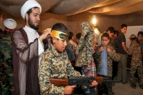 إيران على خطى داعش في تدريب الأطفال على القتال