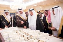 الملك سلمان يطلع على مشروعات توسعة الحرم النبوي