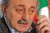 جنبلاط يطلب نفي الأسد إلى سيبيريا أو صحراء معزولة