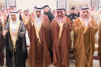 الملك سلمان يؤدي صلاة الميت على الأمير سعود الفيصل