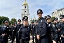 شرطة أوكرانيا تنقذ ماء وجهها وتتقرب من المواطنين