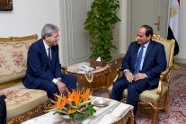 السيسي يدعو لمواجهة جميع التنظيمات الإرهابية بالمنطقة