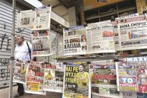 صحف اليونان تخفض عدد صفحاتها لتوفير الورق