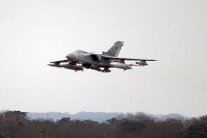 انفصال صاروخين عن مقاتلة بريطانية اثناء هبوطها بقبرص