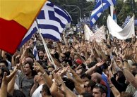 متظاهرون يونانيون يلقون قنابل حارقة على الشرطة