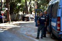 محتجون ايطاليون يحرقون الاثاث لمنع وصول المهاجرين